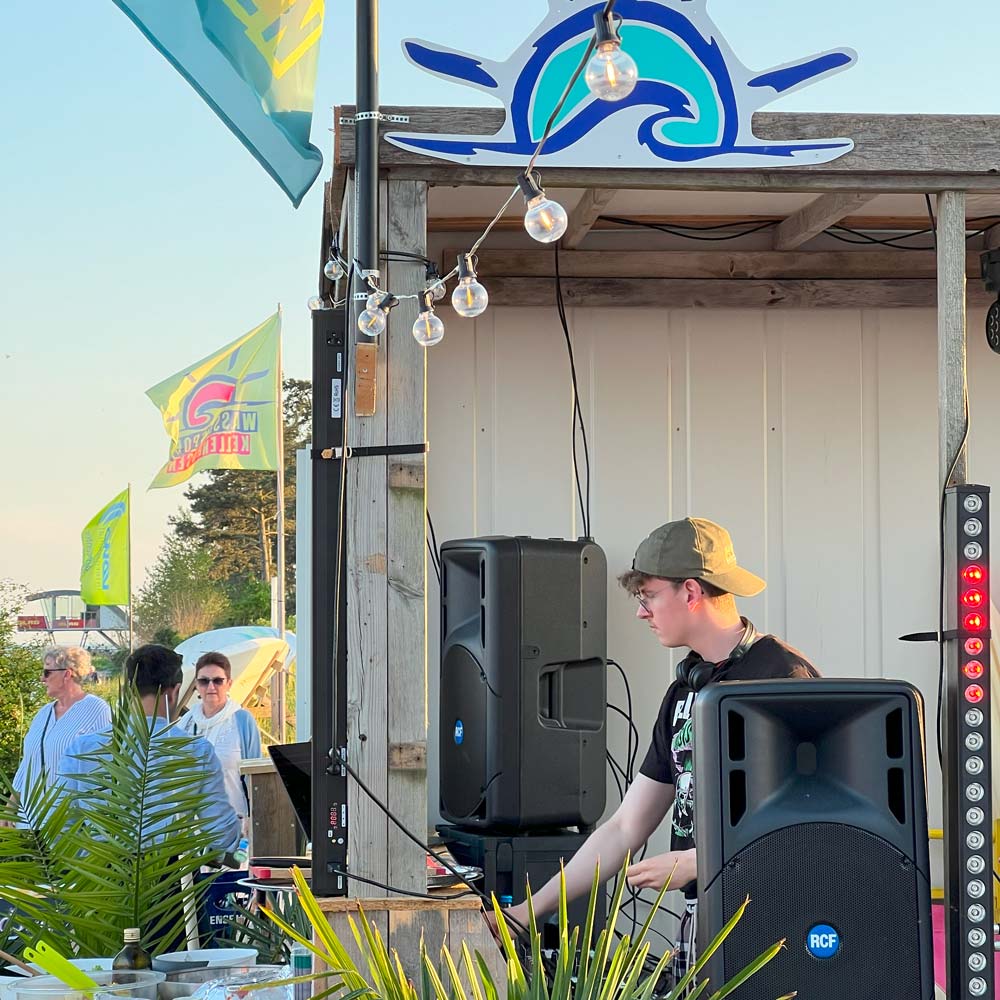 DJ vom Baltic Beach Rave an der Surfschule in Kellenhusen